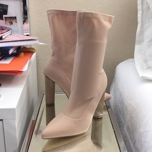 Cape Robin, Nude sock heels